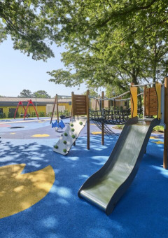 Aire de jeux avec toboggan et structure d’escalade au Camping Bijela Uvala en Istrie, Croatie.