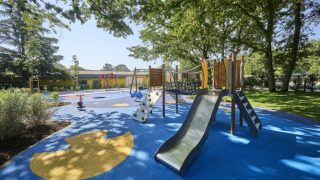 Aire de jeux avec toboggan et structure d’escalade au Camping Bijela Uvala en Istrie, Croatie.