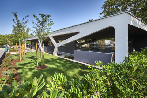 Edificio moderno e giardino nel villaggio Camping Bijela Uvala, Istria, Croazia, in una giornata di sole.