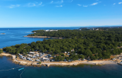 Vista aerea del Camping Bijela Uvala in Istria, Croazia, con piazzole tra la costa e zone alberate.