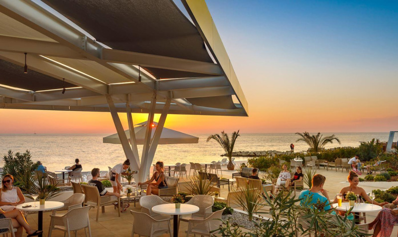Terrasse extérieure du Camping Aminess Maravea en Istrie, Croatie, avec vue sur la mer au coucher du soleil.