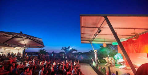 Espectáculo al aire libre por la noche en Camping Aminess Maravea con escenario y público en Istria, Croacia.