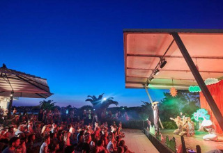 Espectáculo al aire libre por la noche en Camping Aminess Maravea con escenario y público en Istria, Croacia.