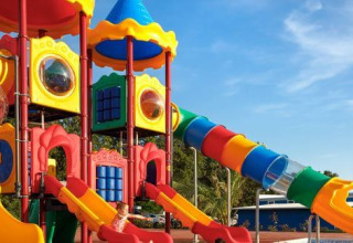 Bunter Kinderspielplatz mit Rutschen und Türmen im Camping Aminess Maravea, Istrien, Kroatien.