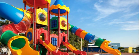 Colorido parque infantil con toboganes y torres en Camping Aminess Maravea en Istria, Croacia.