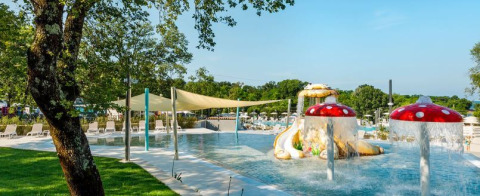 Piscina per bambini con fontane a forma di fungo al Camping Aminess Maravea in Istria, Croazia.