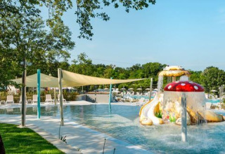 Børnevenligt poolområde med svampevandfald og solsenge på Camping Aminess Maravea i Istrien, Kroatien.