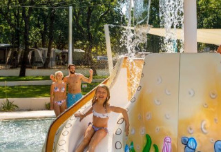Famiglia che si diverte sullo scivolo d'acqua al Camping Aminess Maravea, Istria, Croazia.