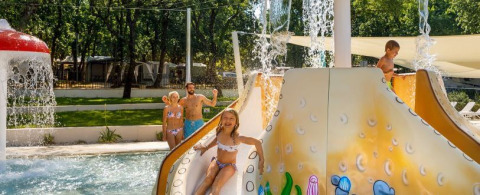 Familie hat Spaß am Wasserspielplatz mit Rutsche im Camping Aminess Maravea, Istrien, Kroatien.