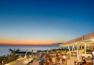Udendørs restaurant ved solnedgang på Camping Aminess Maravea, feriepark i Istrien, Kroatien.