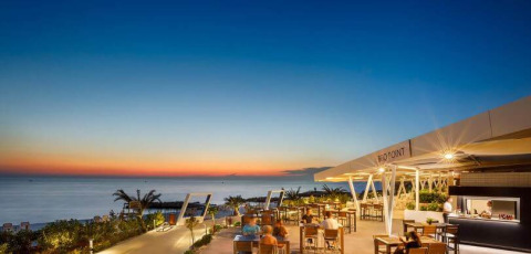 Außenrestaurant bei Sonnenuntergang im Camping Aminess Maravea, Ferienpark in Istrien, Kroatien.