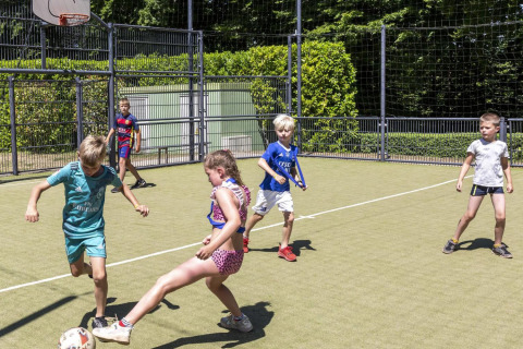 Bambini giocano a calcio sul campo sportivo di hu Birkelt Village, un villaggio vacanze a Mersch, Lussemburgo.