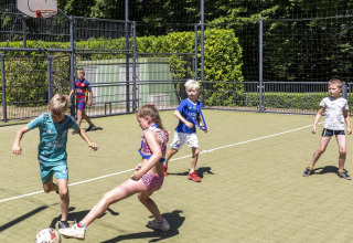 Bambini giocano a calcio sul campo sportivo di hu Birkelt Village, un villaggio vacanze a Mersch, Lussemburgo.