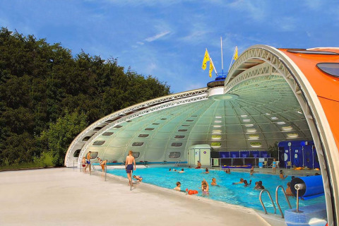 Piscine extérieure avec structure en dôme au hu Birkelt Village, parc de vacances à Mersch, Luxembourg