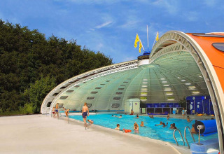 Piscine extérieure avec structure en dôme au hu Birkelt Village, parc de vacances à Mersch, Luxembourg