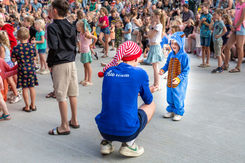 Kinderen en volwassenen doen mee aan een activiteit in hu Birkelt Village vakantiepark in Mersch, Luxemburg.