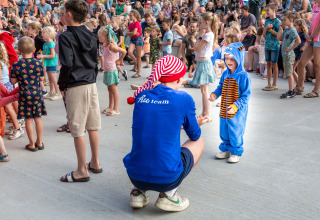 Enfants et adultes participent à une activité extérieure au hu Birkelt Village, à Mersch, Luxembourg.