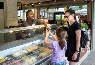 Een vrouw en kind krijgen ijs van een medewerker bij hu Birkelt Village in Mersch, Luxemburg.