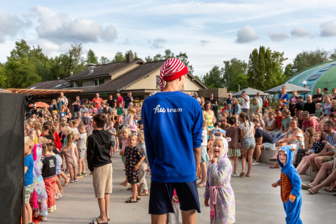 Niños y familias disfrutan de un evento al aire libre en el hu Birkelt Village en Mersch, Luxemburgo.
