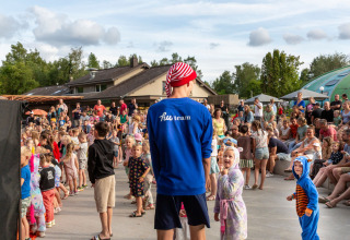 Niños y familias disfrutan de un evento al aire libre en el hu Birkelt Village en Mersch, Luxemburgo.