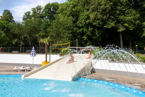 Kinderen spelen op een glijbaan bij het zwembad van hu Birkelt Village vakantiedorp in Mersch, Luxemburg.