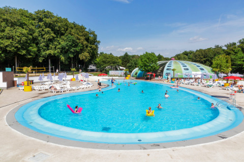 Udendørs swimmingpool med gæster og liggestole på hu Birkelt Village feriestedet i Mersch, Luxembourg.