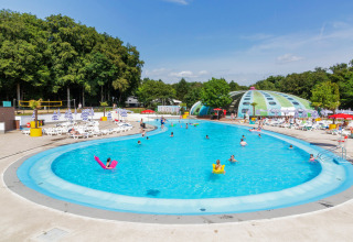 Udendørs swimmingpool med gæster og liggestole på hu Birkelt Village feriestedet i Mersch, Luxembourg.