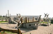 Parco giochi con nave di legno e strutture da arrampicata al Løkken Klit Camping, Jutland Settentrionale, Danimarca.