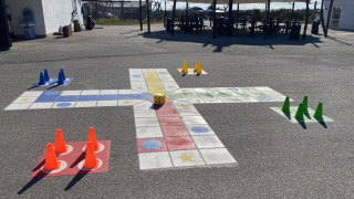 Outdoor-Brettspiel mit Kegeln und Würfel auf Asphalt im Løkken Klit Camping, Nordjütland, Dänemark.