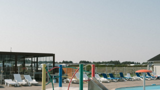 Kinderfreundlicher Pool mit Rutsche und Spielgeräten im Løkken Klit Camping in Nordjütland, Dänemark.