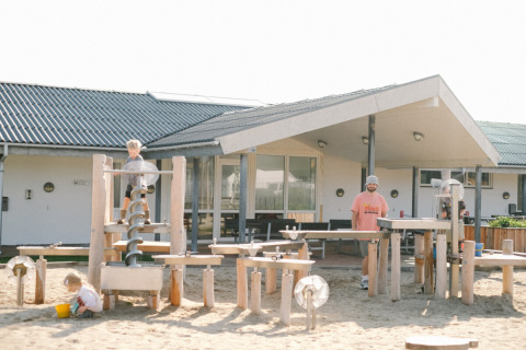 Kinderen spelen op het speelplein van Løkken Klit Camping, een vakantiepark in Noord-Jutland, Denemarken.