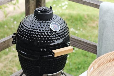 Sort keramisk grill med termometer på terrasse, taget i ferieparken 7Huizen aan Zee, Zeeland, Holland.