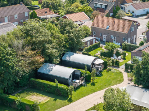 Vista aérea del parque vacacional 7Huizen aan Zee en Zelanda, Países Bajos, con cabañas y vegetación.