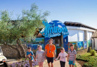 Børn og voksen foran Mirami Edutainment Factory ved Camping Aminess Maravea i Istrien, Kroatien, på en solskinsdag.