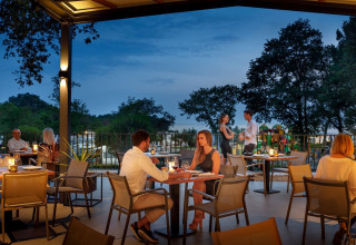 Udendørs restaurant ved Camping Aminess Maravea i Istrien, Kroatien, med gæster ved borde om aftenen.