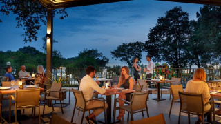 Cena al aire libre en Camping Aminess Maravea, Istria, Croacia, con huéspedes disfrutando una noche acogedora.