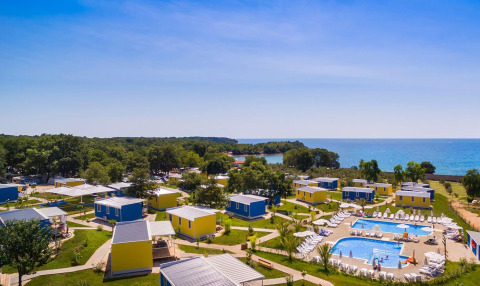 Camping Aminess Maravea in Istrien, Kroatien, mit bunten Ferienhäusern, Poolanlage und Blick aufs Meer.