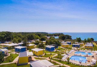 Feriepark Camping Aminess Maravea i Istrien, Kroatien, med farverige hytter, swimmingpool og udsigt over havet.