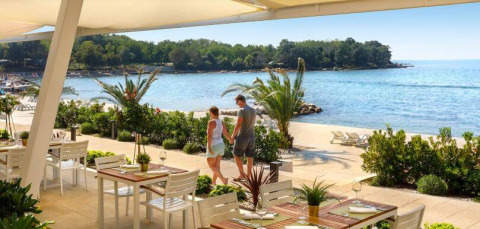 Blick von einem Restaurant auf den Strand bei Camping Aminess Maravea, einem Ferienpark in Istrien, Kroatien.