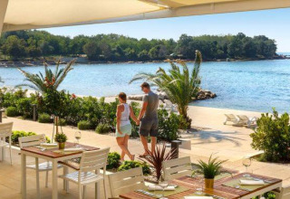 Udsigt over stranden og havet fra en restaurant på Camping Aminess Maravea i Istrien, Kroatien.