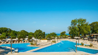 Amplia zona de piscina al aire libre con tumbonas en Camping Aminess Maravea, un parque vacacional en Istria, Croacia.