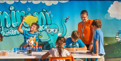 Kinder experimentieren mit Wissenschaft unter Anleitung eines Erwachsenen im Camping Aminess Maravea, Istrien, Kroatien.