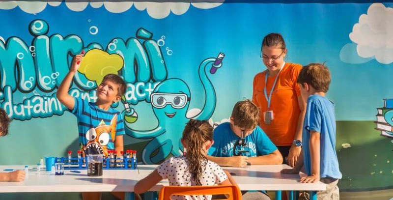Enfants réalisant des expériences scientifiques amusantes avec un adulte au Camping Aminess Maravea en Istrie, Croatie.