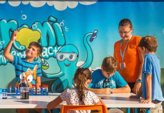 Bambini che fanno esperimenti scientifici divertenti con un adulto al Camping Aminess Maravea in Istria, Croazia.