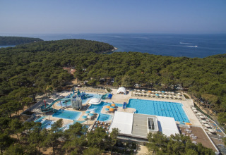 Luftfoto af Camping Cikat feriepark med poolområde og udsigt over havet i Primorje-Gorski Kotar, Kroatien.