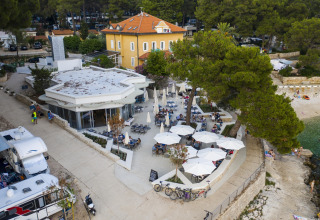 Vue aérienne d’un restaurant et terrasse au Camping Cikat, Croatie, près du littoral et de camping-cars.