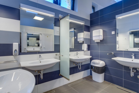 Bagno condiviso moderno e pulito al Camping Cikat, villaggio vacanze in Primorje-Gorski Kotar, Croazia.
