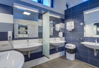 Baño compartido moderno y limpio en Camping Cikat, parque vacacional en Primorje-Gorski Kotar, Croacia.