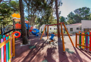 Parco giochi colorato con altalene e scivoli a Camping Cikat, Primorje-Gorski Kotar, Croazia.