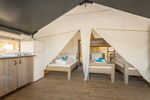 Tenda Safari Comfort con aria condizionata al Camping Stella Maris in Croazia, con letti in legno e cucina.